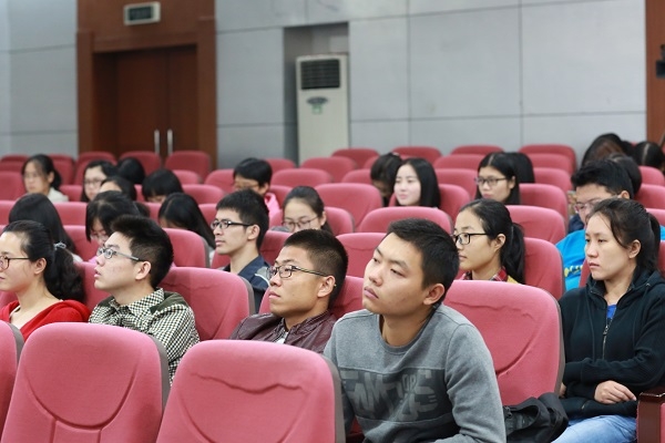 湖大MPA学员和行政管理专业研究生认真聆听.jpg